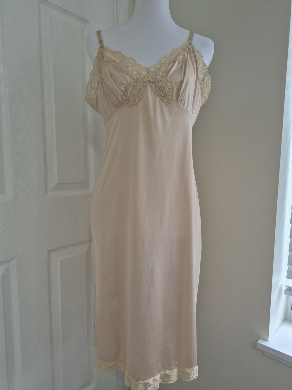 vassarette 38F Lace-Trim Slip Chemise in Champagne Beige - 70s Vintage
